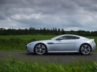Aston Martin V12 Vantage photo